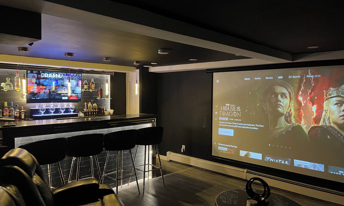 Carteret House | Private 1-bdr, 1 bath, Home Theatre, Bar, Kitchen, Near NYC