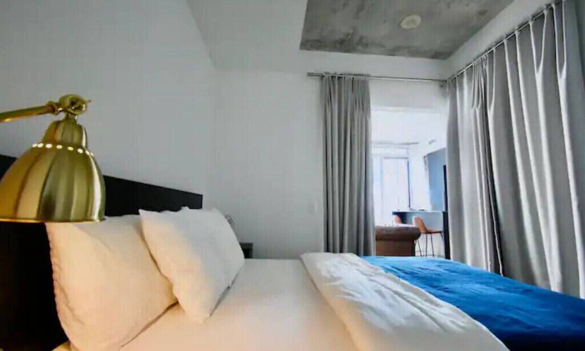 Wellington Place Condo | Private Apartment Toronto Downtown w/CN View + Pool