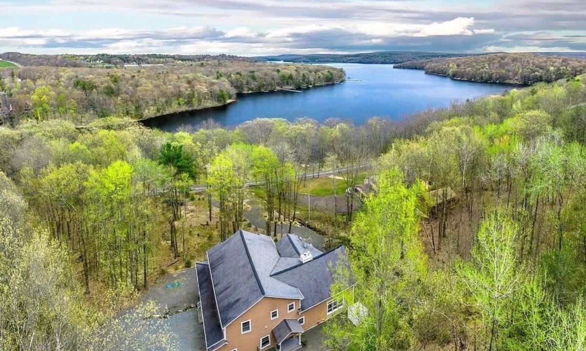 Lakeville House | Private Boat Slip, LakeFront, Hot Tub, Skee Ball