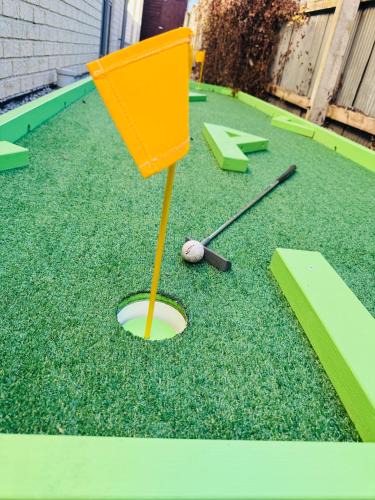 Linwood Villa | Private Cinema, 6 bedrooms w Ensuites, Games Room w PS5 and Arcade, Free doorstep Parking, 4min to Stadium, Mini Golf, Central