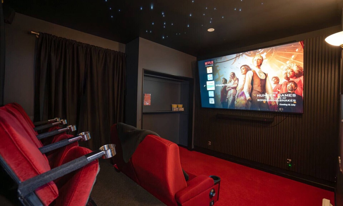Linwood House | 🎞️ Private Cinema, Games Room, 6 Ensuites.Superhost,Free Parking, MiniGolf