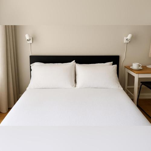 St. James Town House | Private Double Room in Downtown Toronto, Steps to Subway & CN Tower