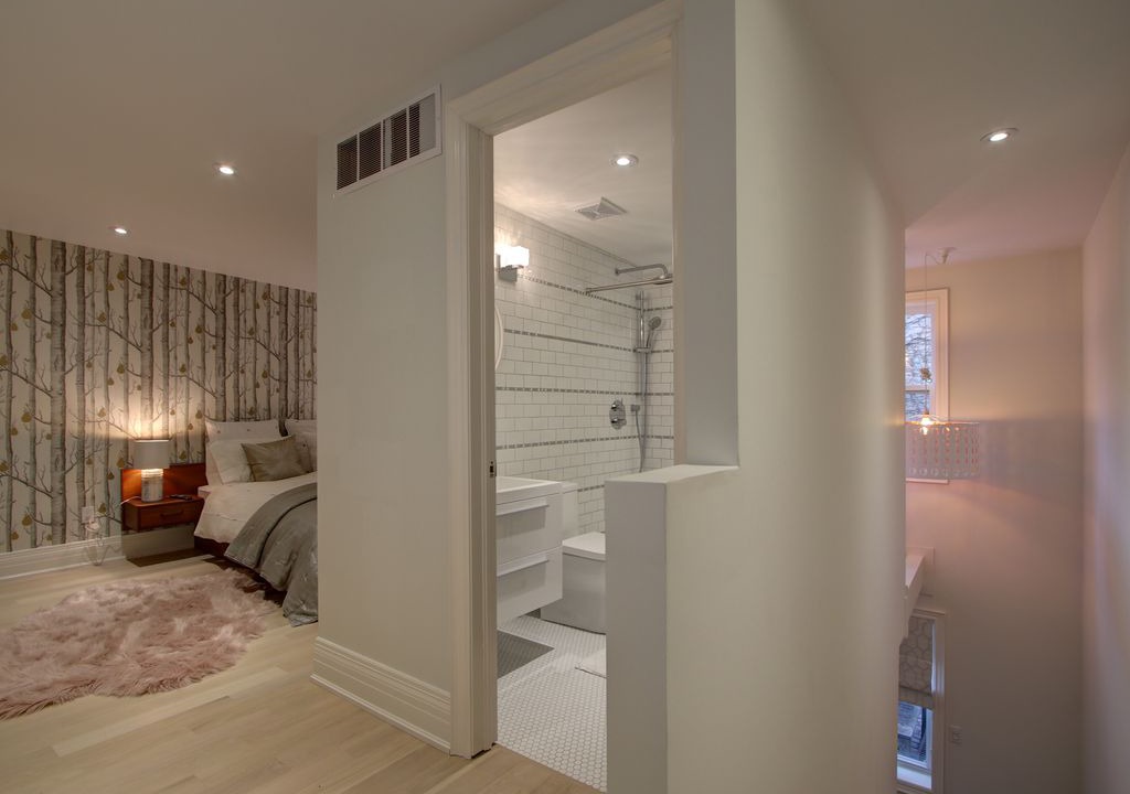 Niagara House | Private guesthouse with courtyard In Queen West Neighbourhood