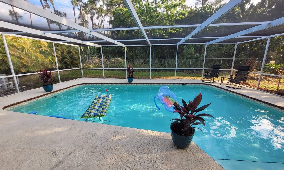 Lakewood Park House | Private home with swimming pool