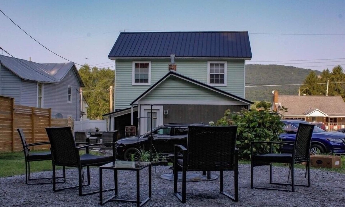 Rockhill Furnace House | Railroad Retreat house 4 bedrooms, 2 Bath, Steps from East Broad Top Railroad