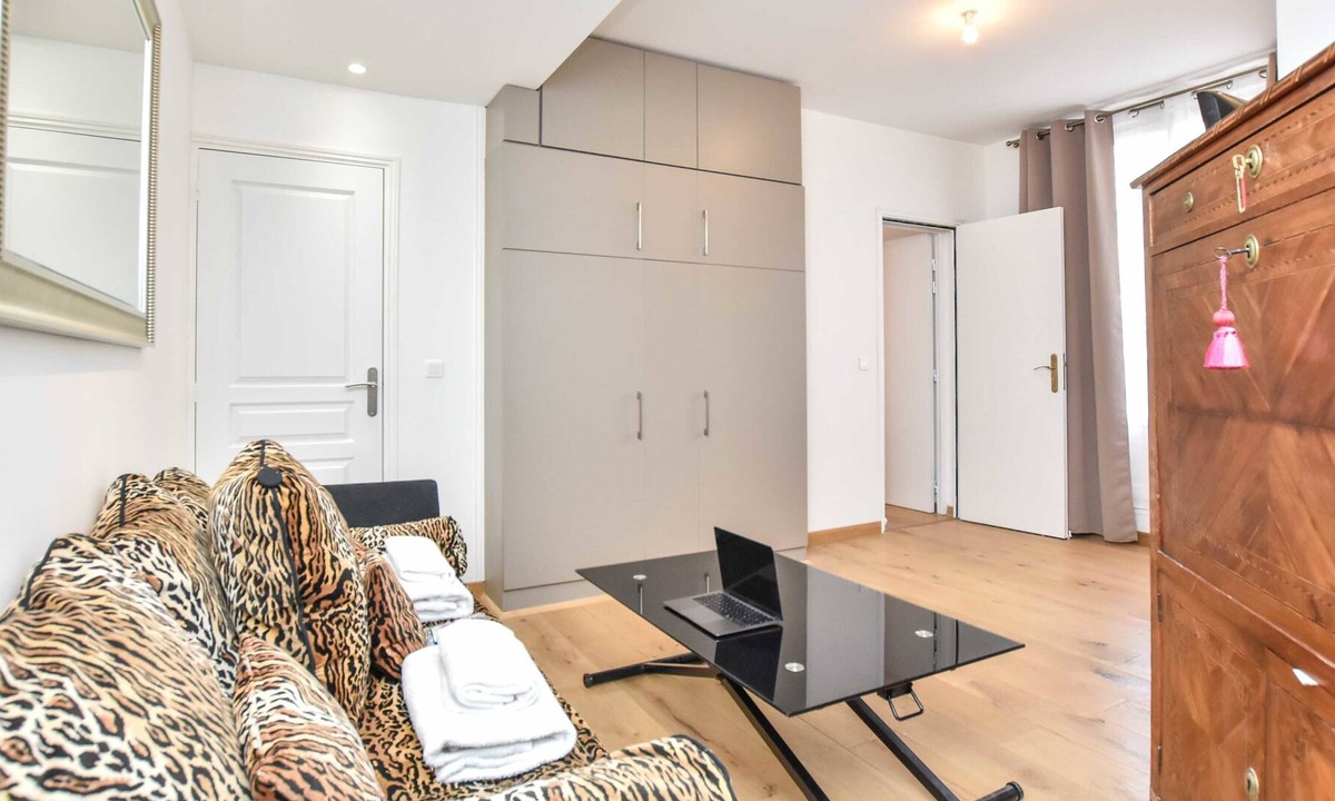 Champs-Elysees Apartment | Rare :Golden Triangle : Amazing 1BR with Terrace/ Office - BAIL MOBILITE