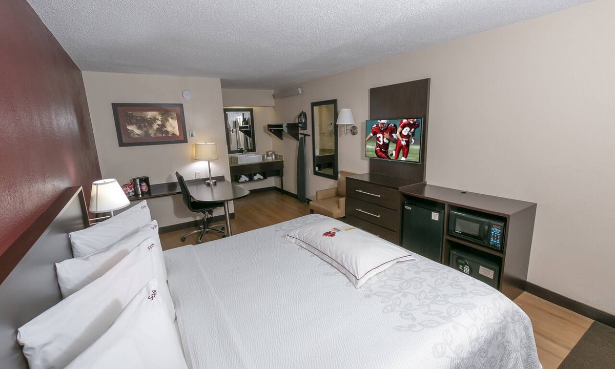 South Hills Hotel | Red Roof Inn PLUS+ Pittsburgh South - Airport