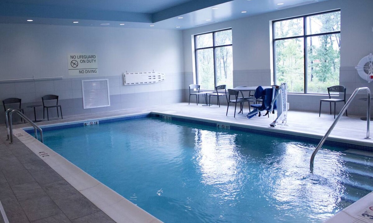 Cranberry Township Hotel | Refreshing Indoor Pool & Free Breakfast Near Cranberry Mall!
