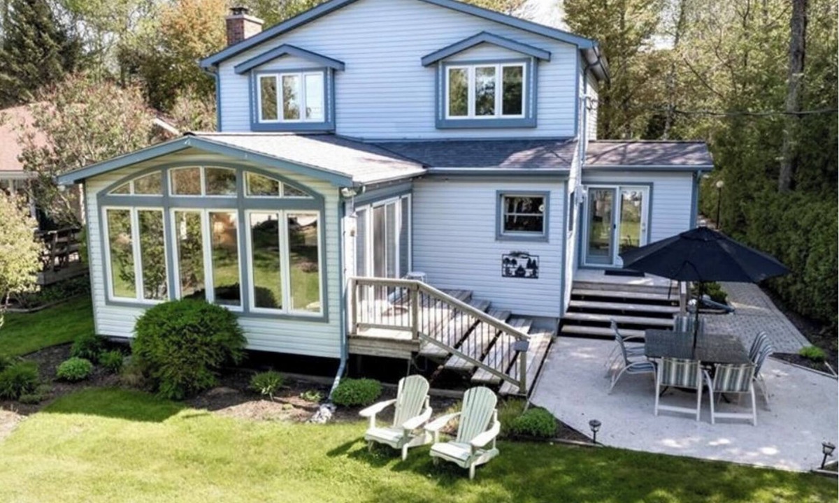 Huron-Kinloss Cottage | Relax with the whole family at this peaceful cottage in Point Clark, Ontario.