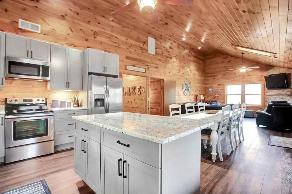 McHenry House | Renovated*5 Minutes to Wisp*Fast Wi-Fi*Hot Tub