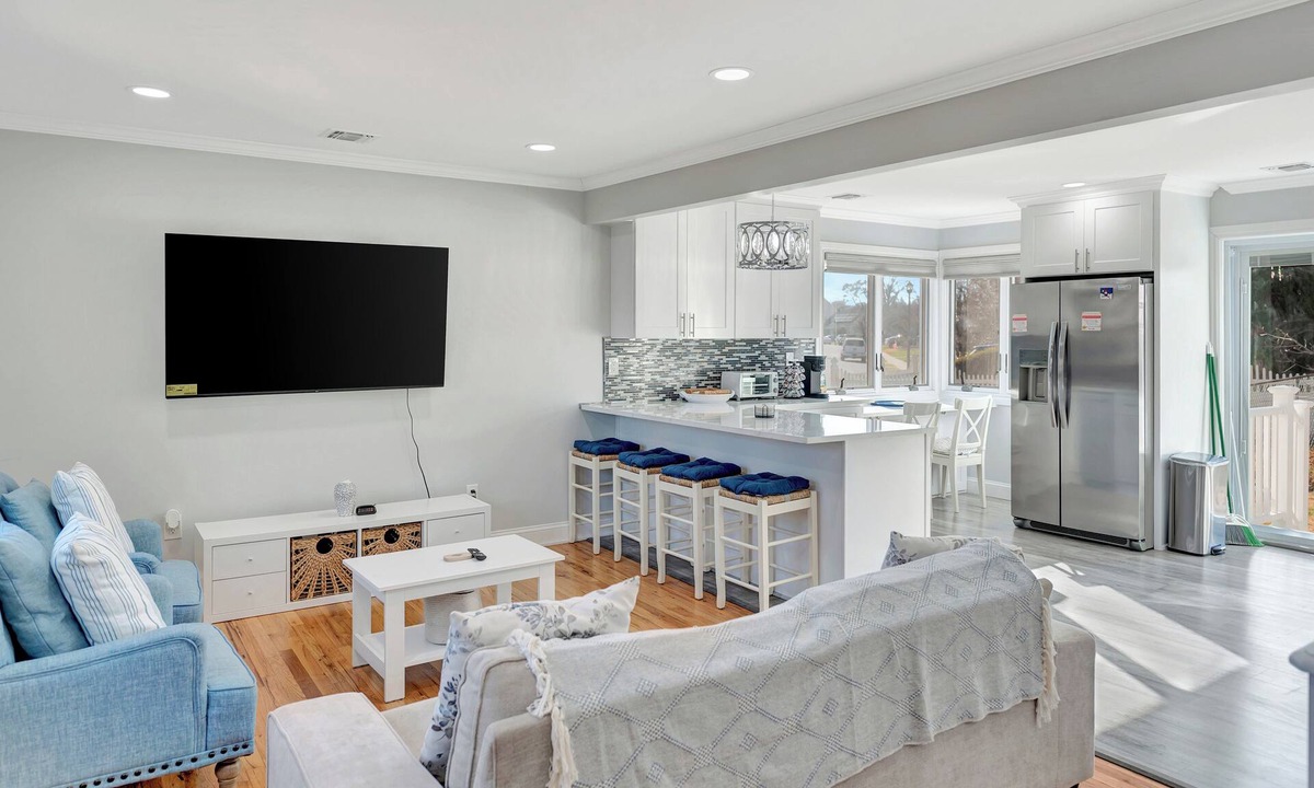 Uniondale House | Renovated 5BR Near Hofstra ~ Sleeps 10 ~Free Parking