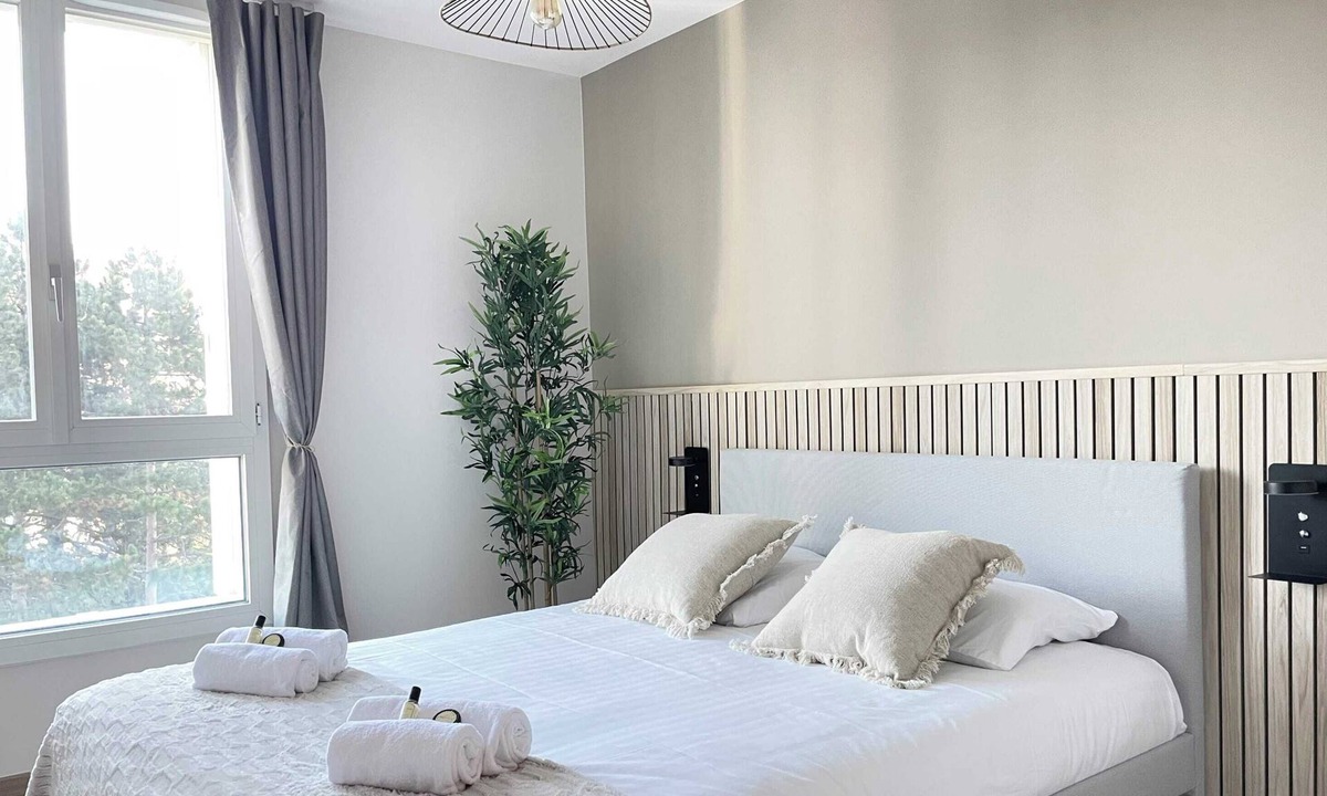Pere Lachaise Apartment | Renovated & Spacious Flat in Paris with lift for 8
