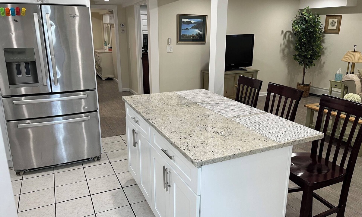 Long Beach House | RENT NOW FOR AUGUST BEACHSIDE RETREAT 2 BD APT , PRIVATE PATIO