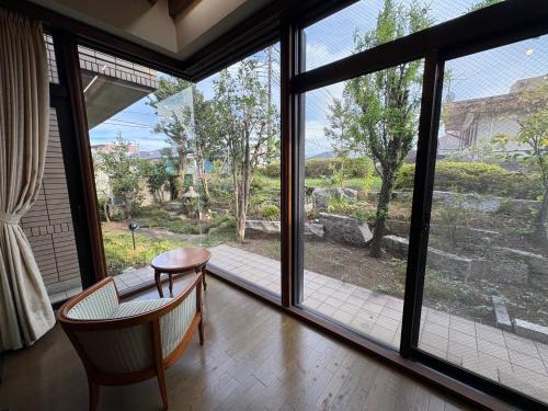 Hachioji House | RESIDENCE AKATSUKI 中庭と坪庭で和洋を愉しむ一棟貸し 8名広々238平米 八王子ic近く