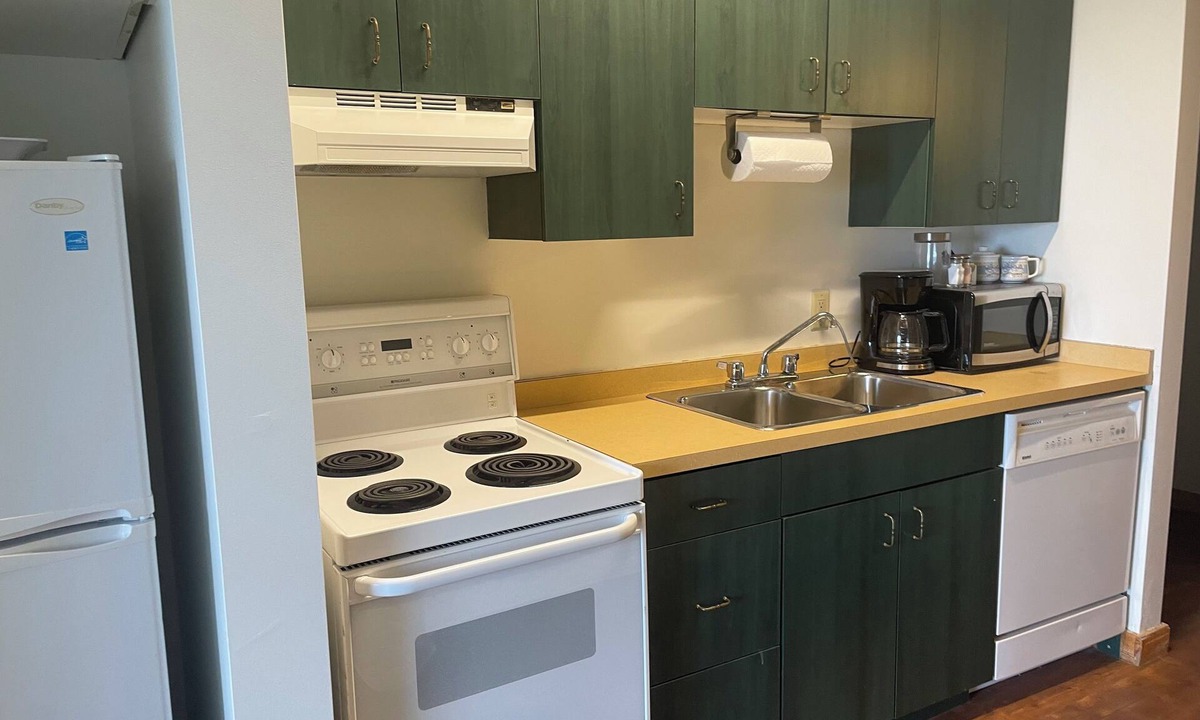 Neebing Apartment | Resort room with two beds and a full kitchen and hottub access
