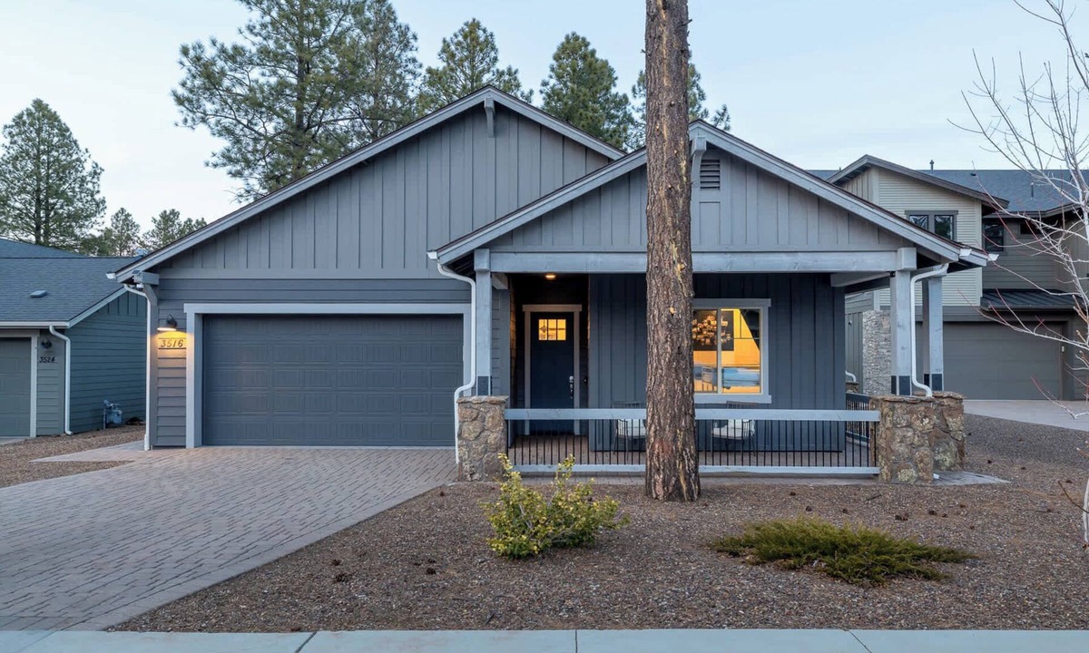 Flagstaff House | Retro Route 66 Retreat w/Hot Tub