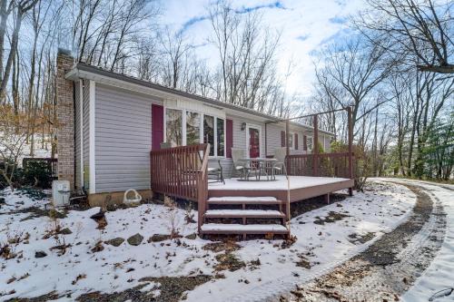 Bakers Summit House | Roaring Spring Horse Farm Getaway w/Game Room