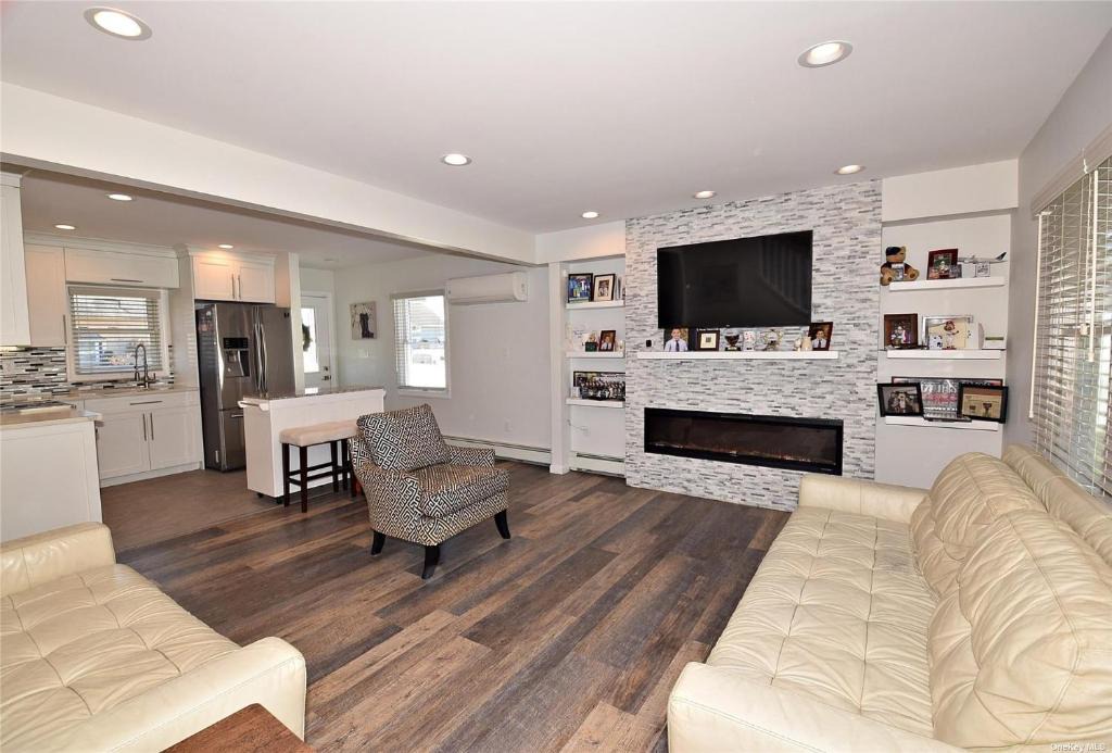 Levittown House | Romance Vacation Sweet Home