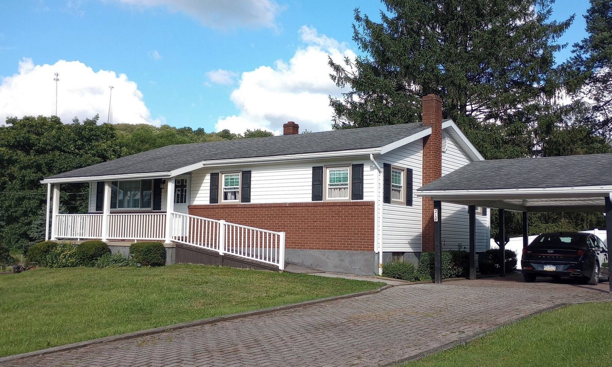 Patton House | Romantic/family-friendly 3-bedroom home with fireplaces, central AC, and WiFi