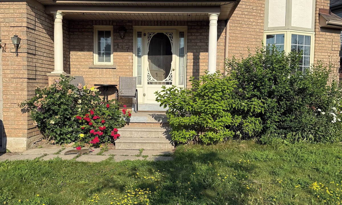 Brampton West House | Room in Brampton Downtown
