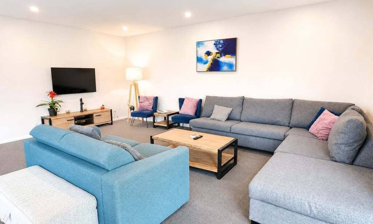 Saint Albans House | Room to spread out · fenced lawn, pets welcome - Weston Villa