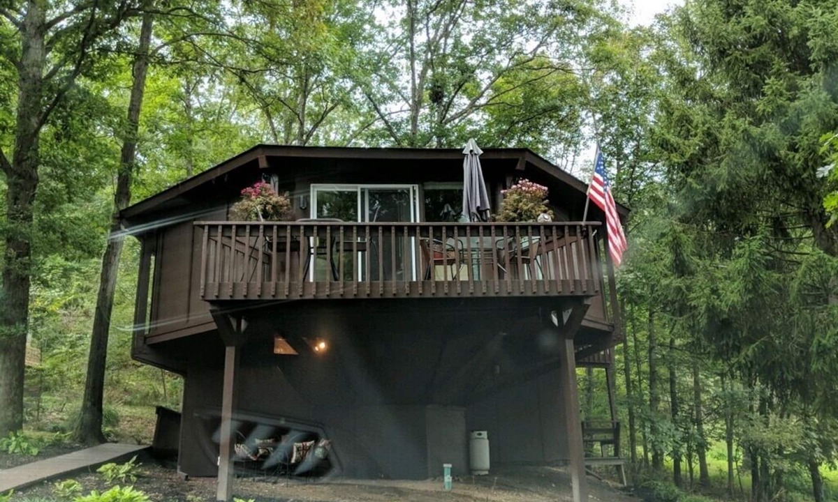 Historic Downtown Bedford Cabin | Round Cabin - 5 min to Bedford - Deck - Hike- Golf - Across Omni Bedford Springs