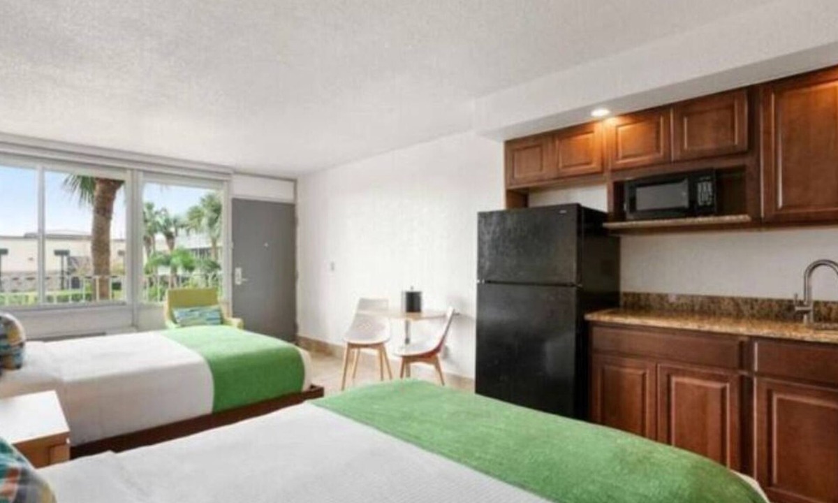 Historic Downtown Kissimmee Hotel | Royal 5 Wonderful Apart/Hotel with pool