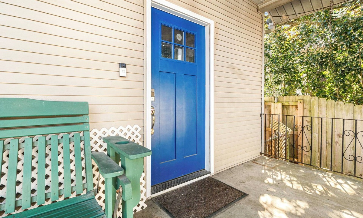 Arabi Apartment | SAFE 1BR entire apt/30 day+ rental/fenced pets ok