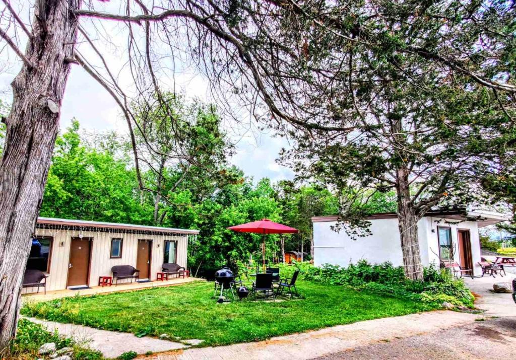 Shannonville Hotel | Salmon River Motel