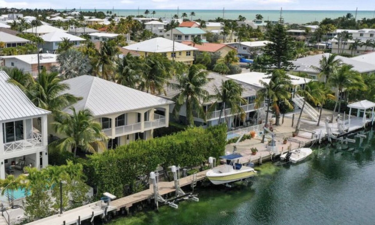 White Marlin Beach House | SALT HAVEN-BEAUTIFUL 70' WATERFRONT/CANAL POOL HOME + PRIVATE BEACH & BOAT RAMP