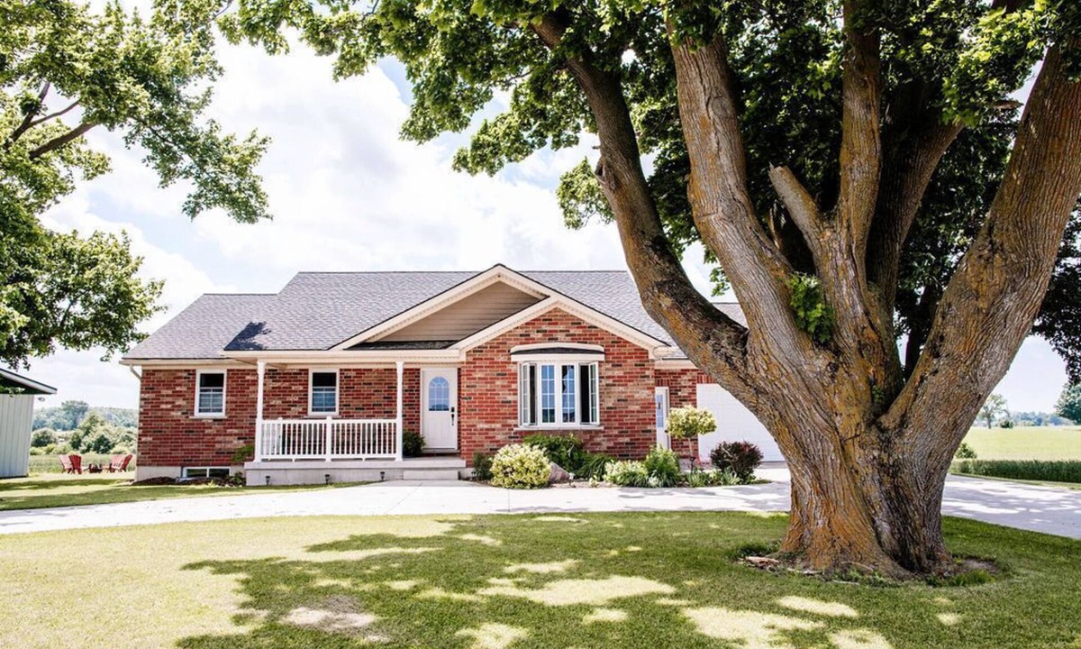 Central Huron Cottage | Saltwater hot tub, near Blyth & Cowbell Brewing