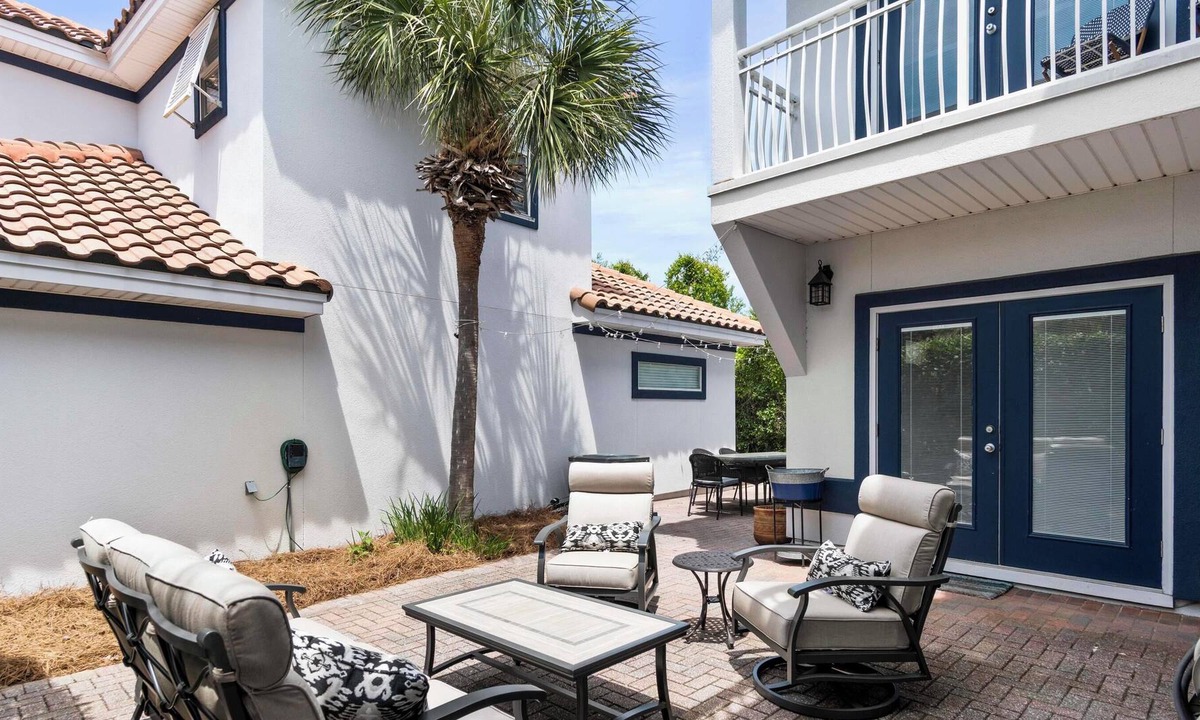 Emerald Waters Village House | Sea La Vie B | Community Pool & Beach Access only 4-Min Walk Away + 2 Bikes