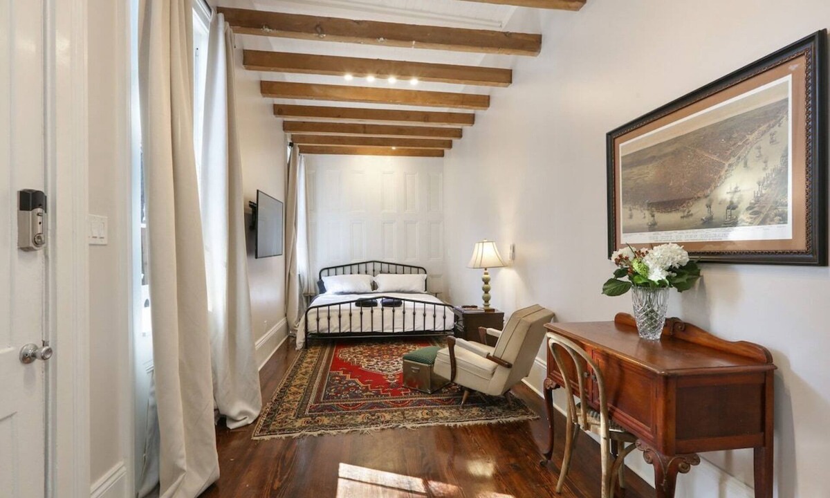 Faubourg Livaudais Apartment | Secluded 1886 Garden District Carriage House