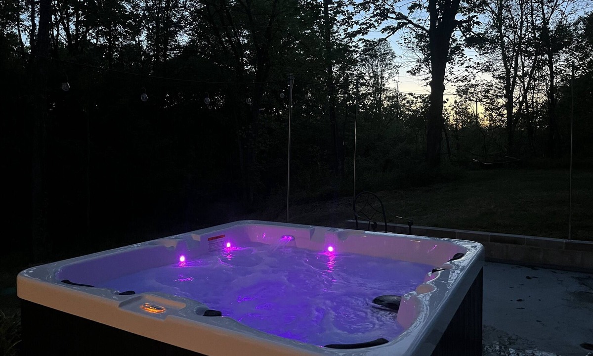 Ellsworth House | Secluded 5BR Retreat w/Hot Tub, Sleeps 10