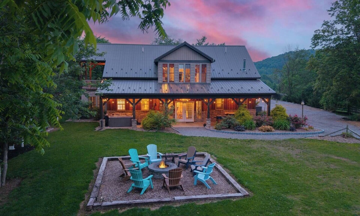 Walker Lake Cabin | Secluded Cabin with Hot Tub, Game Room, Fire Pit, and More!
