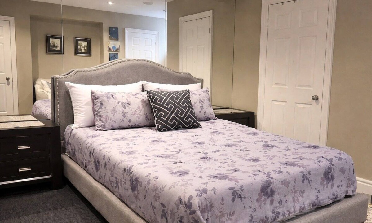 Central Erin Mills House | Self Check-in Queen Bed Parking Upscale Area