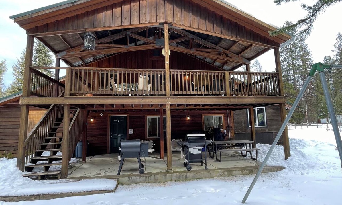 Priest River Apartment | Shady Pines Loft - 3 bedrooms with fenced yard & covered deck