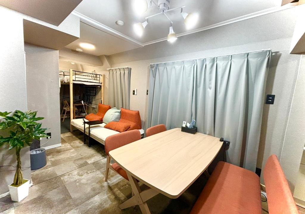Shinbashi Apartment | SHINBASHI Station A major hub station ideal for Tokyo sightseeing Numerous restaurants and eateries surround the station Enjoy your stay on the top floor of the building without worrying about noise Elevator available