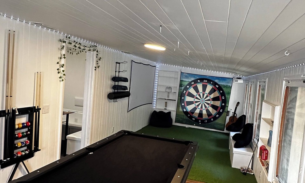 Silver Springs Cottage | Silver Springs Retreat - 1 Min to the Springs & the Best Diner in town - Fenced