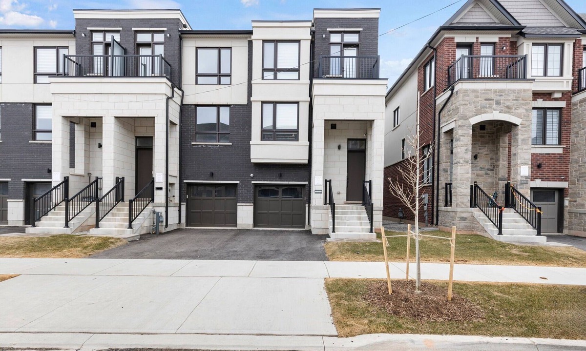 Oakville House | Sleek and Stylish 3-Story Townhouse with Parking