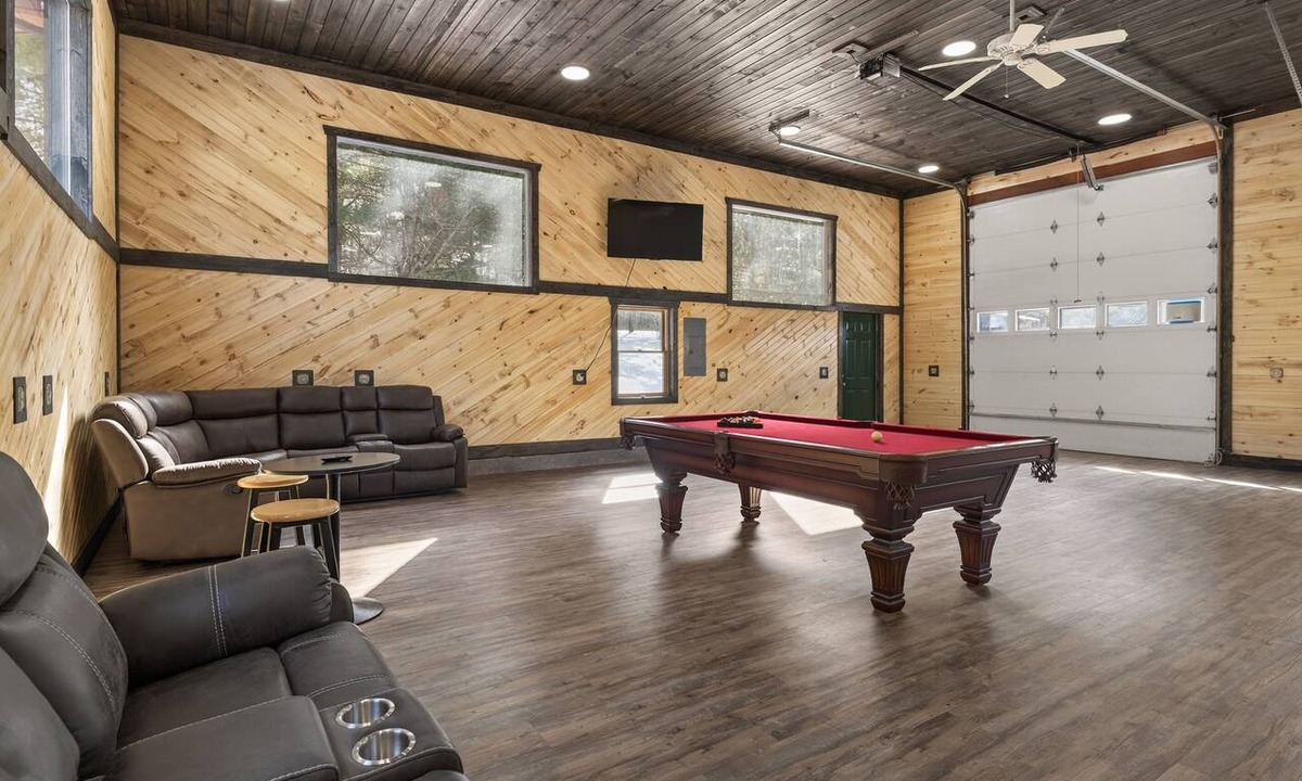Watkins Glen House | Sleeps 11 | Hot Tub | Game Room | Near Watkins Glen