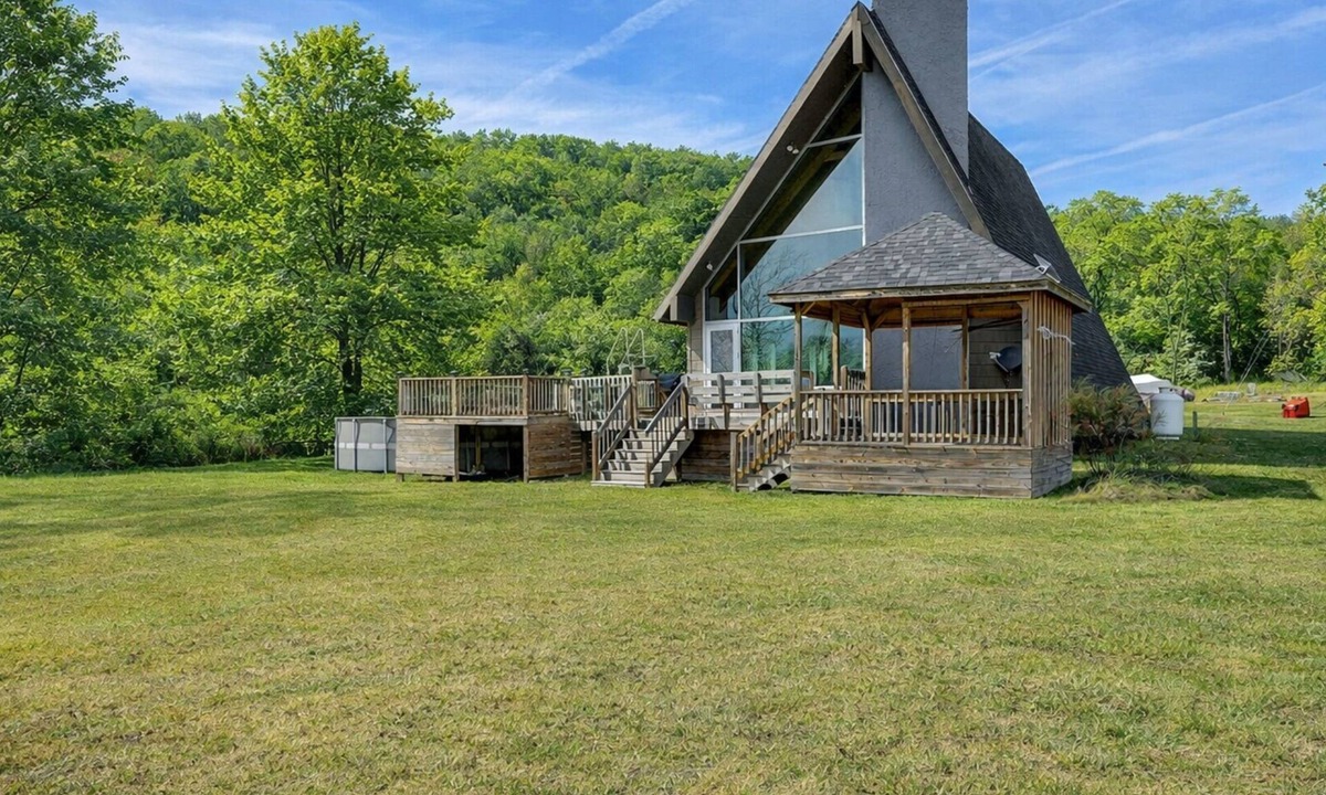Bradford House | Sleeps 6 | Lake Access | Near Wineries | Pet Friendly |Pool