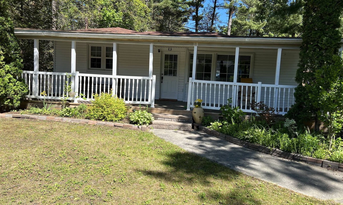 Wasaga Beach Cottage | Sleeps 6 people walking distance to the beach, affordable monthly rental.