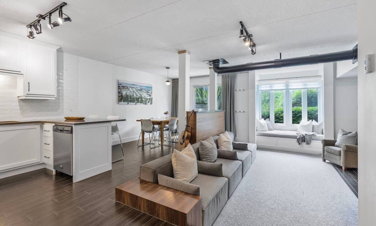 The Blue Mountains Condo | Slope View Chalet | Patio Views + Walk to Village