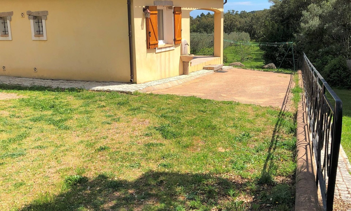 San-Gavino-di-Carbini Villa | Small contemporary villa with all mod cons (new)