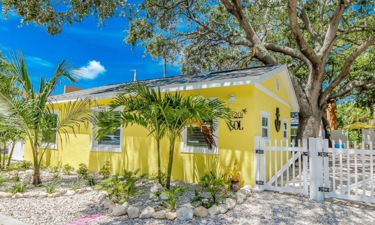 Indian Rocks Beach Cottage | SOL Cottage, Best Experience in IRB, new AC, totally remodeled, free parking