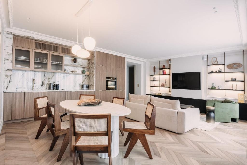 3rd Arrondissement Apartment | Sophisticated 2BED apartment next to the Centre Pompidou
