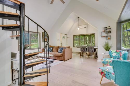 South Salem House | South Salem Vacation Rental w/Furnished Deck!
