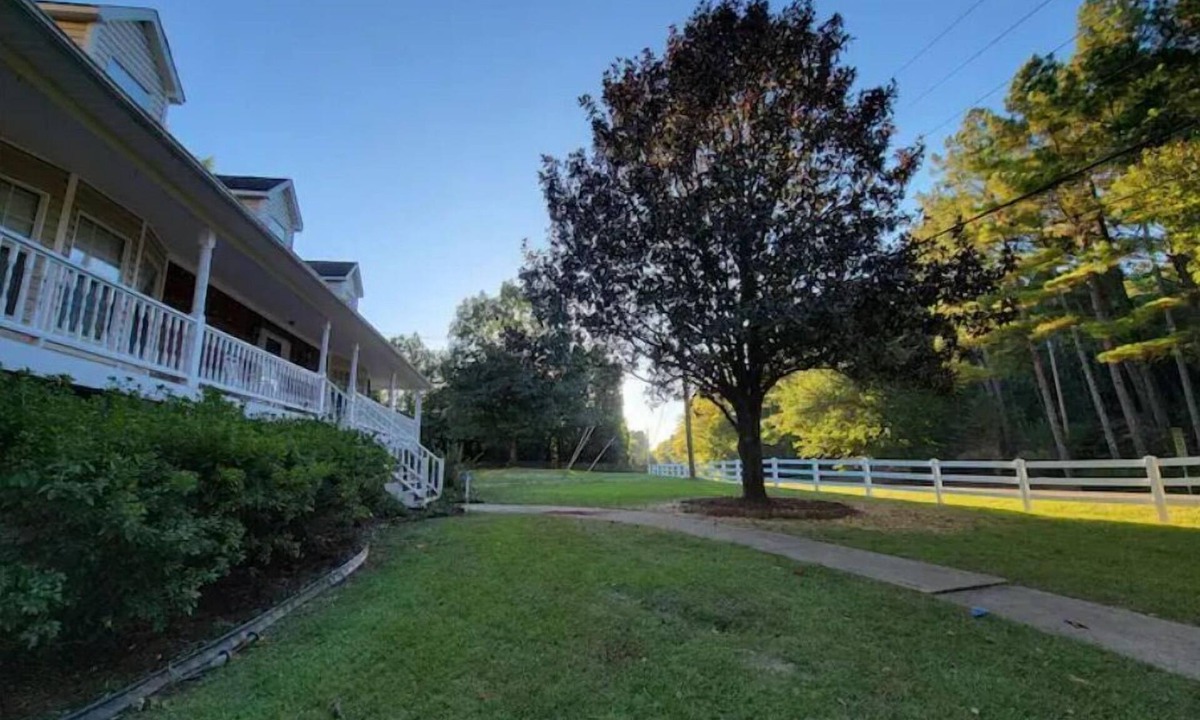 Pinson House | Southern Charm Cottage - Peaceful 4 BR By The Creekside!