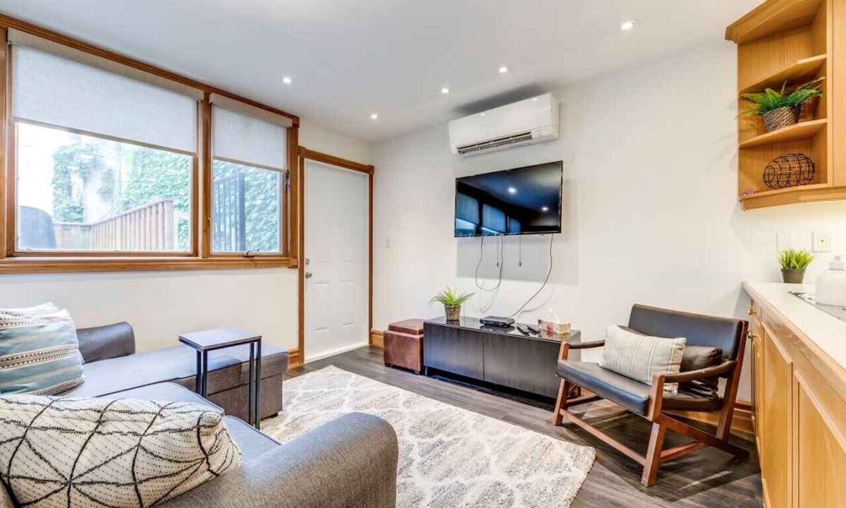 Yorkville Apartment | Spacious 1BR Penthouse Suite with Amazing Terrace!